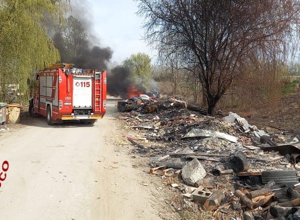 Continuano gli incendi rifiuti in via Guerra. I vigili del fuoco di Asti impegnati oggi per oltre due ore
