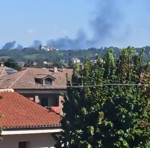 Incendio in frazione Mogliotti a Rocchetta Tanaro. Quattro squadre dei vigili del fuoco ancora sul posto
