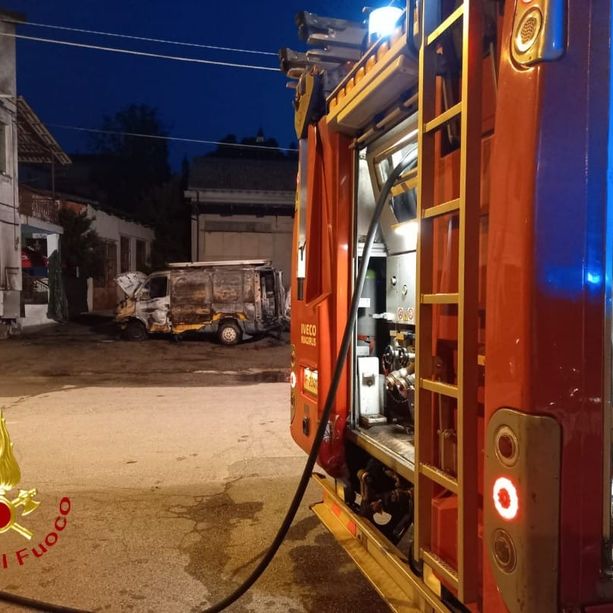 Incendio di un furgone a Serravalle coinvolge contatori gas. Non ci sono feriti