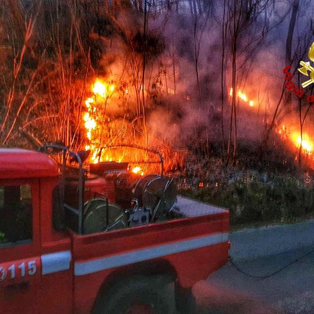 Continuano gli incendi sterpaglie nell'Astigiano. I vigili del fuoco impegnati in decine di interventi