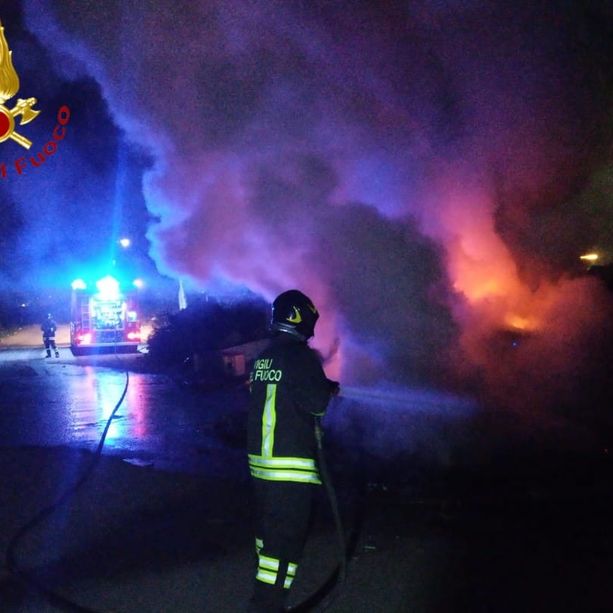 Ancora roghi! Nuova notte di fuoco in via Guerra. Il quarto incendio rifiuti in una settimana