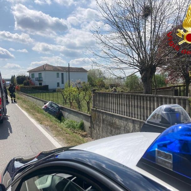 Esce di strada con la sua auto a San Marzanotto e finisce in una cunetta