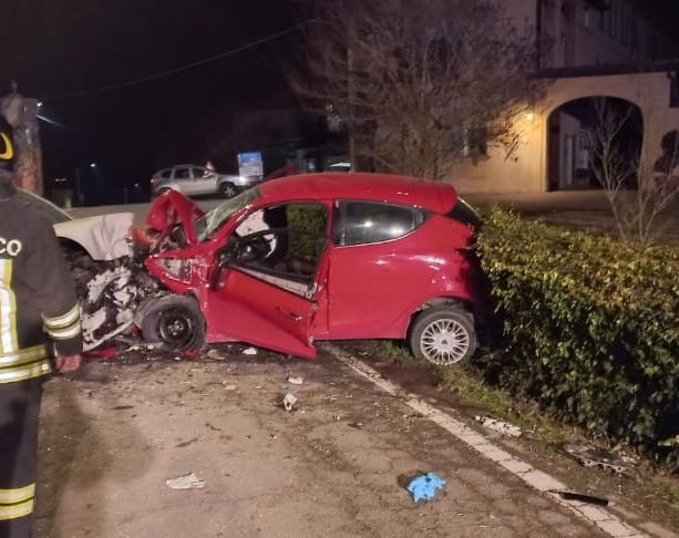 Frontale tra due auto a Grana. Grave un uomo trasportato all'ospedale di Asti in codice rosso