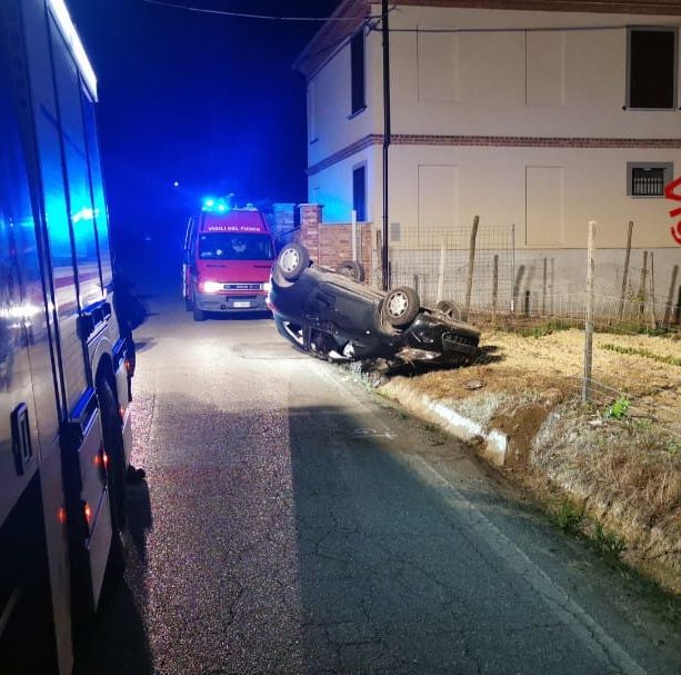 Auto esce di strada e si ribalta a Portacomaro