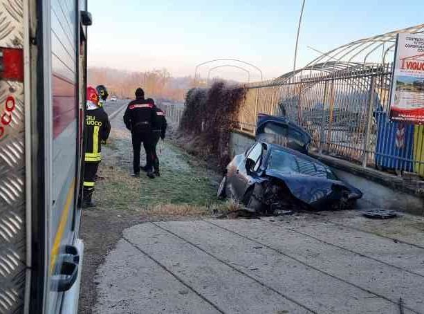 Tragedia tra Ferrere e Valfenera: auto finisce fuori strada, morto il conducente