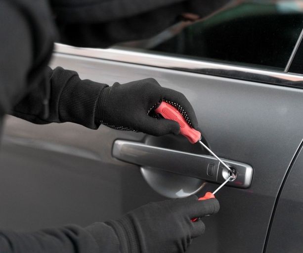 Forza un'auto parcheggiata chiusa a chiave e ruba all'interno, ma un ragazzo lo vede, lo insegue e recupera la refurtiva
