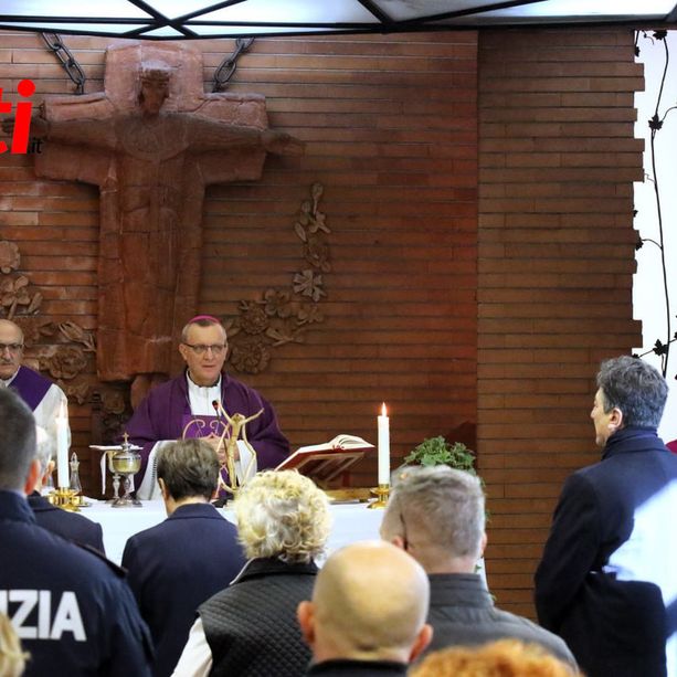 Messa officiata dal vescovo in Questura in preparazione al Natale con un generoso atto di solidarietà [FOTO]