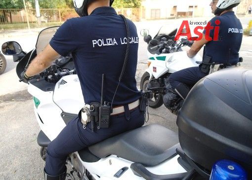 Inseguiti dalla polizia municipale, fuggono per le vie del centro in scooter e poi a piedi