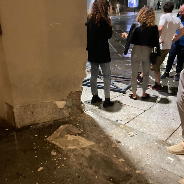 Scende da corso Dante, prende in pieno il muretto lato Cocchi e fugge