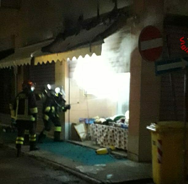 Incendio in un negozio di corso Volta, evacuata una palazzina di tre piani