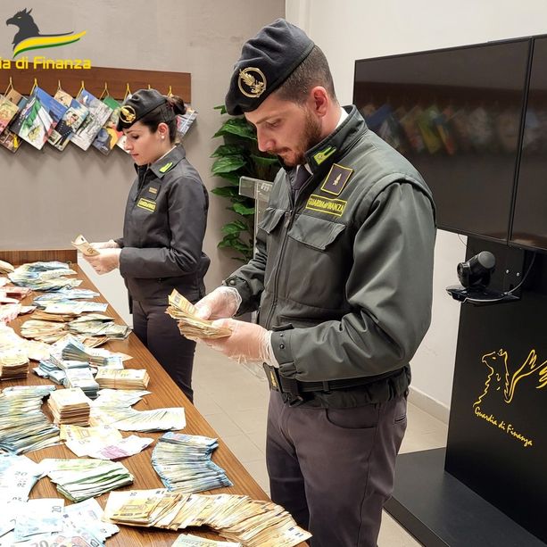 Maxi perquisizione da parte della Guardia di Finanza: sequestrati armi, droga e oltre un milione e mezzo di euro
