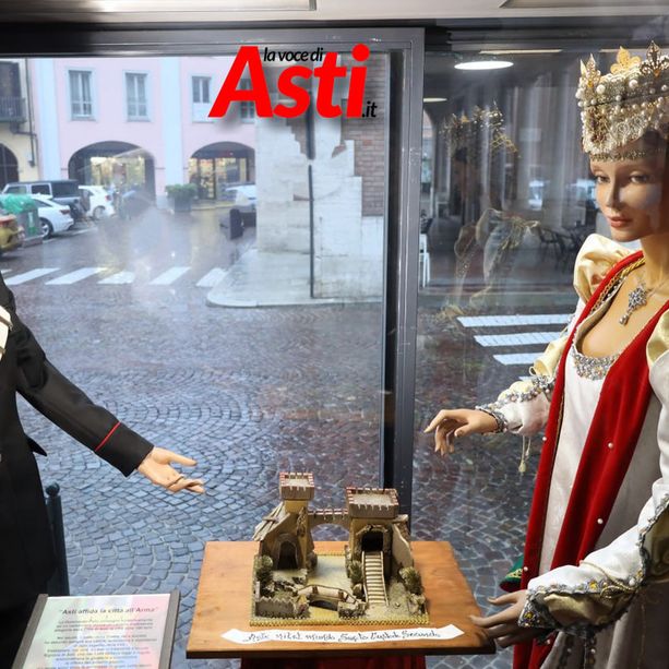 Asti si prepara al 4 novembre con una vetrina dedicata all'Arma dei Carabinieri [GALLERIA FOTOGRAFICA]