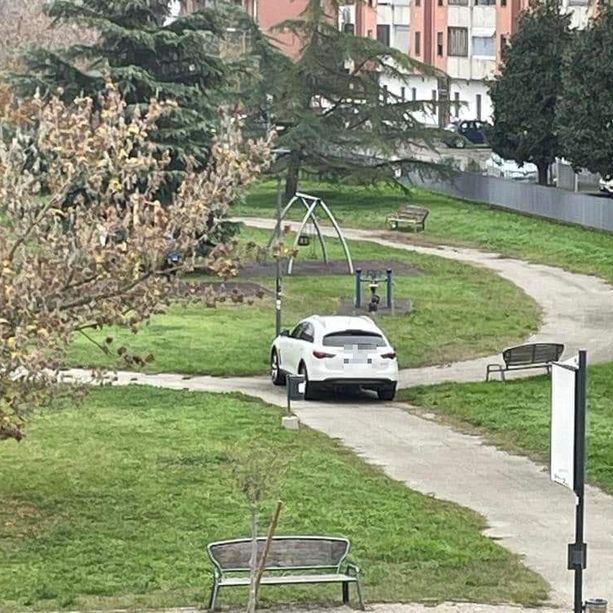 In via Torchio giardini usati come parcheggi e fuochi d'artificio a mezzanotte