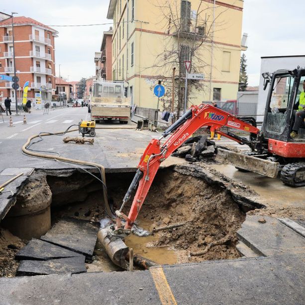 Perdita d'acqua crea voragine in strada in corso Volta ad Asti