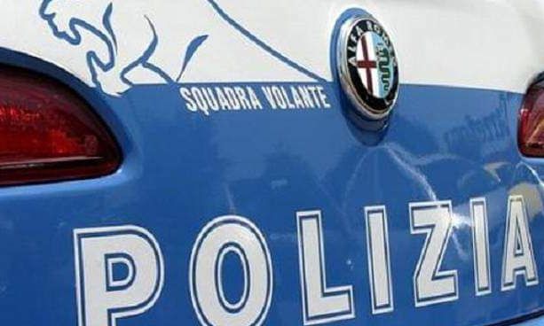 Nonostante il divieto cerca di avvicinare moglie e figlie: arrestato dalla polizia