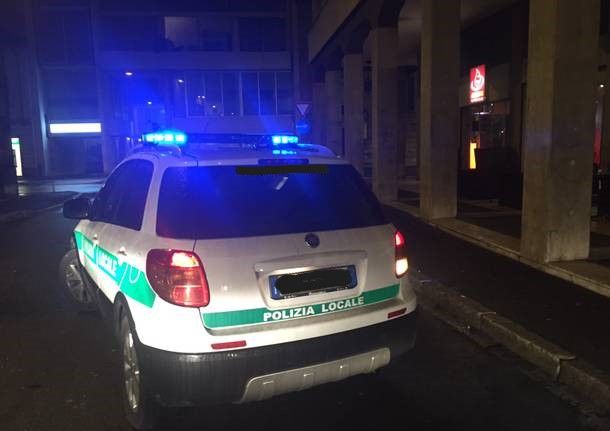 Aggredisce il tabaccaio dei Portici Rossi e una cameriera del Cocchi, poi cerca di fuggire in bici