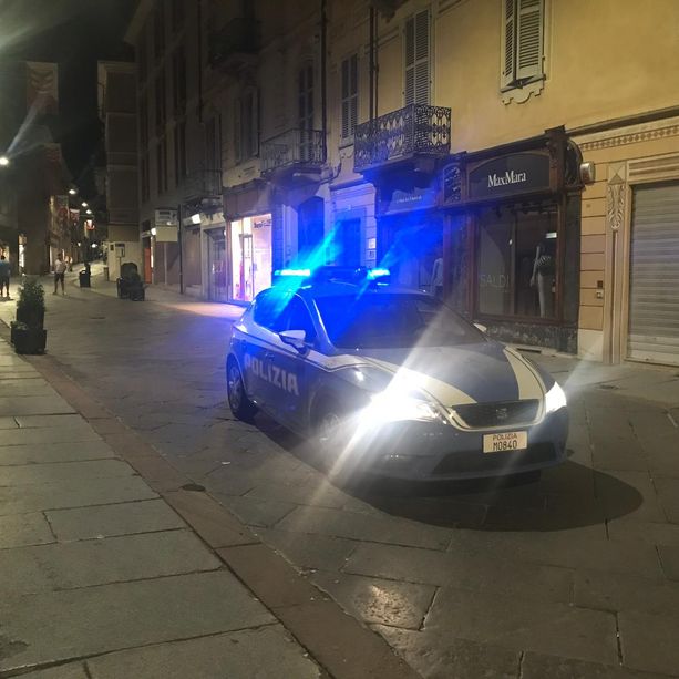 Minaccia la moglie con violenza. 57enne già ai domiciliari, arrestato dalla polizia di Asti