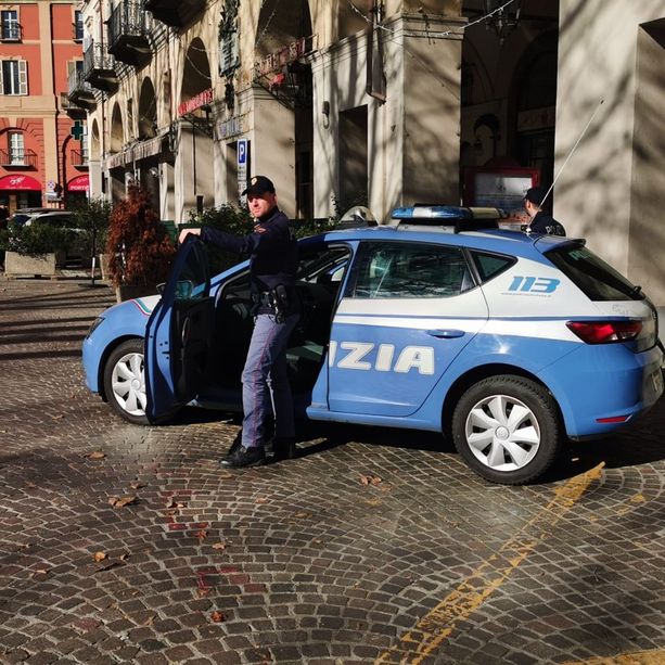 Cameriere ubriaco dà in escandescenza nell’hotel in cui lavora e cerca di aggredire i poliziotti
