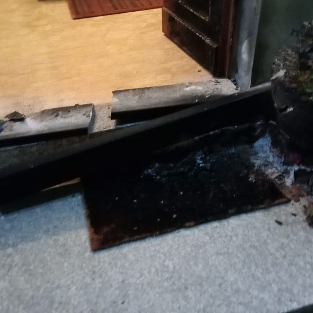 Incendiato il portone di una casa a San Damiano. Sul posto carabinieri e vigili del fuoco