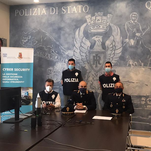 Raggira 300 persone con il suo sito di prodotti tecnologici. Arrestato a Torino dalla polizia di Asti