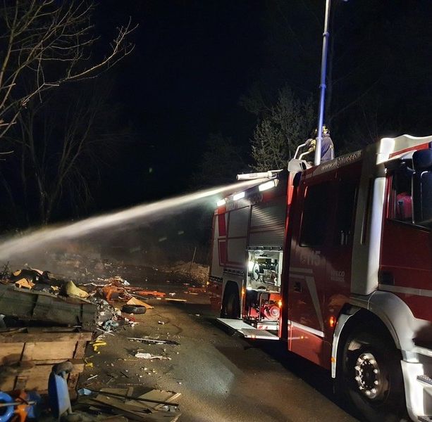 Asti: notte di fuoco in via Guerra, per un rogo di rifiuti. Lungo intervento dei vigili del fuoco