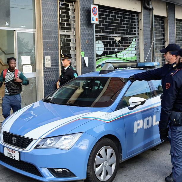 Questa mattina in corso Casale le operazioni di sgombero della palazzina occupata (FOTO)