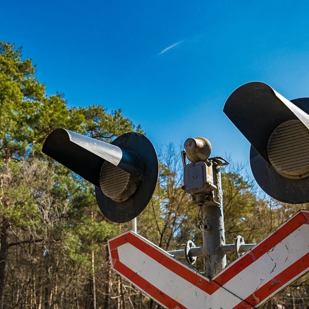 Camion si incastra nel passaggio a livello: traffico ferroviario sospeso tra Montegrosso e Vigliano