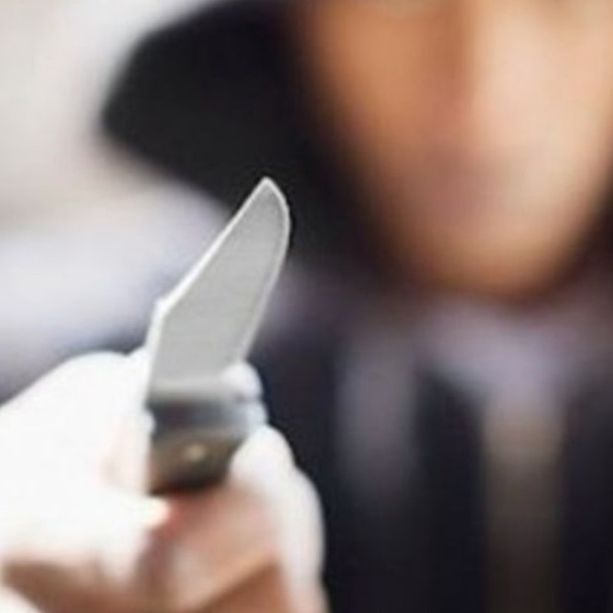 Col cappuccio in testa ed un coltello terrorizza la farmacia Garello