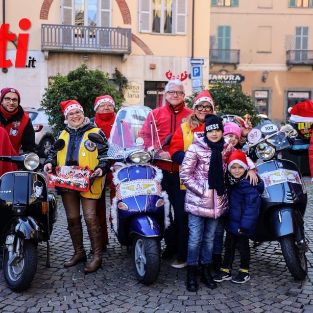 Ad Asti i Babbi Natale sono arrivati in Vespa [FOTOGALLERY]