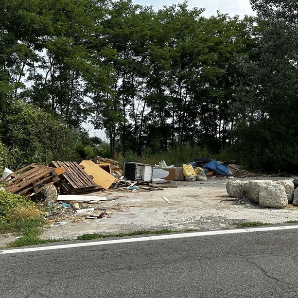 Asti e il degrado urbano: cumuli di rifiuti in strada Santo Spirito