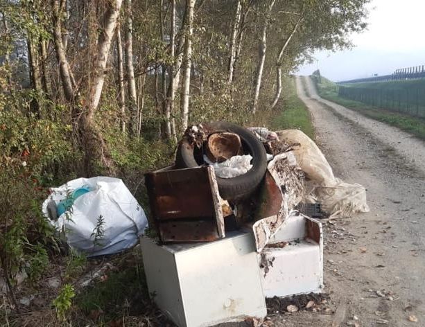 Incivili abbandonano cumuli di rifiuti ingombranti a San Marzanotto e Cortiglione