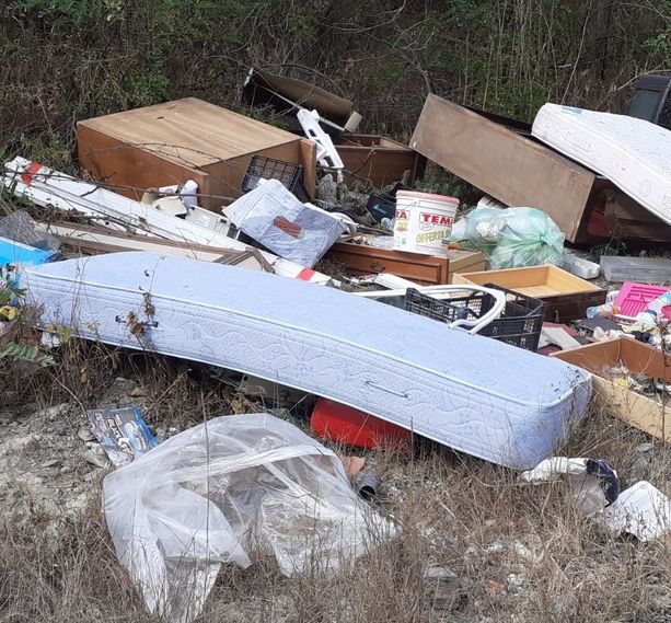 Duplice intervento della Protezione Civile di Asti per rimuovere rifiuti di ogni genere e ripulire una discarica a cielo aperto