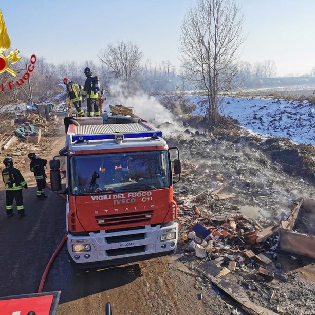 Cumuli di rifiuti in fiamme in via Guerra. I vigili del fuoco chiamati solo questa mattina