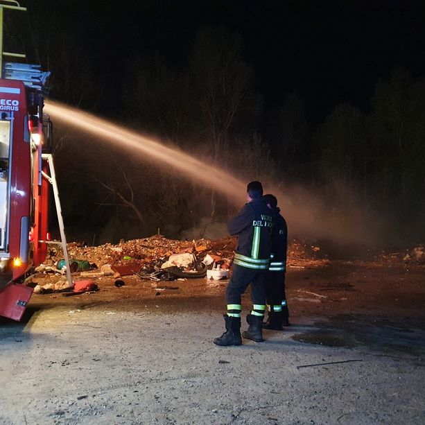 Basta roghi in via Guerra! Tre ore di intervento, questa notte, per i vigili del fuoco di Asti