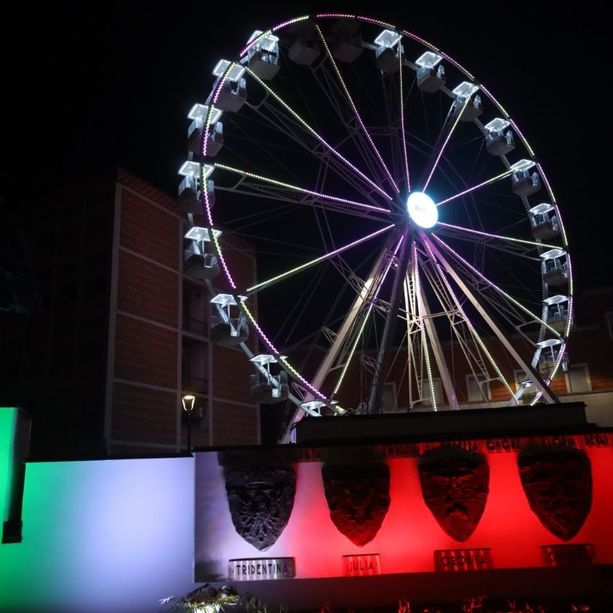 È tutto pronto! Oggi il Magico Paese di Natale si presenta. Alle 16 inaugurazione della pista da ghiaccio e ruota panoramica. Alle 19 accensione dell'albero