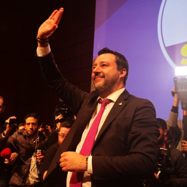 Salvini al Lingotto sulle note di &quot;Vincerò&quot;, fuori lo striscione&quot;Muori! Torino non ti vuole&quot;