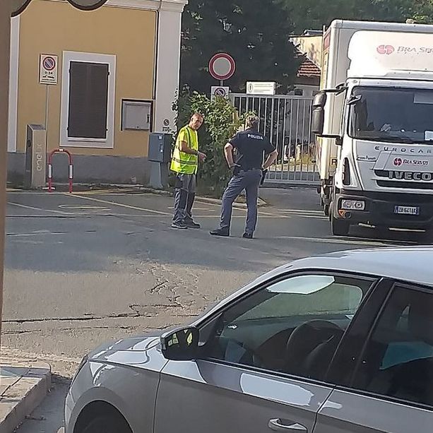 A Canelli la Polizia Ferroviaria sgombera la stazione dagli oggetti dei &quot;braccianti della vendemmia&quot;. Polemiche tra il sindaco, la Caritas e l'associazione Sottoilbaobab [VIDEO