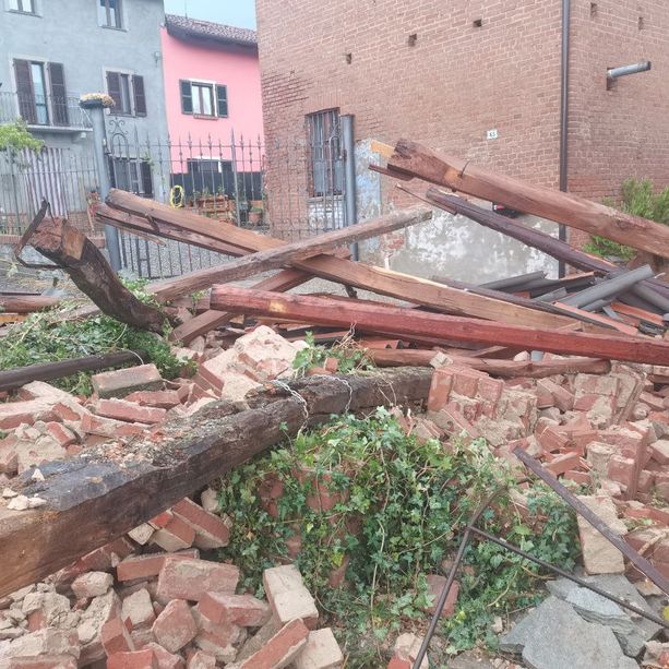 Oggi solstizio d'estate, l'Astigiano fa i conti con i danni del maltempo di ieri pomeriggio. A Penango un pioppo distrugge 20 auto [FOTO E VIDEO]