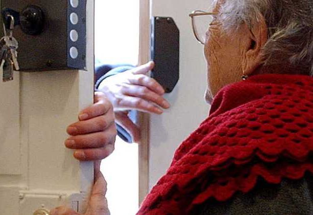 Nuova truffa anziani a Castelnuovo don Bosco. Si spaccia per addetto alla sanificazione, ruba gioielli e 200 euro