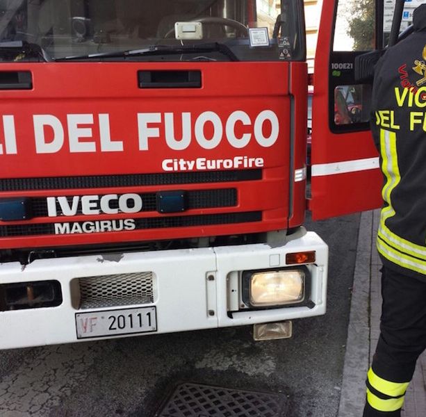 Incidente stradale a Bubbio. I vigili del fuoco estraggono una persona dall'auto finita fuori strada
