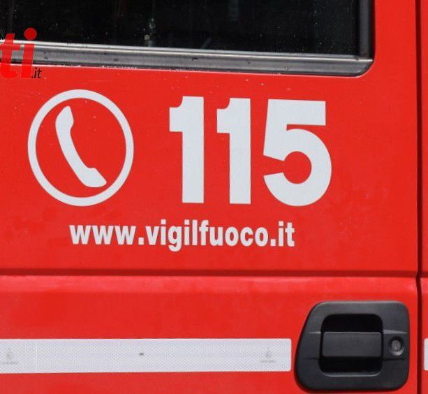 Auto in fiamme questa notte in strada allo Scalo, intervengono i Vigili del Fuoco