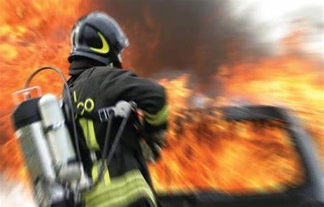 Calliano: deposito agricolo distrutto da un violento incendio