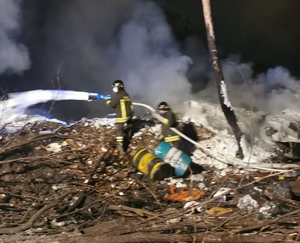 Ancora un incendio di rifiuti al campo nomadi di via Guerra