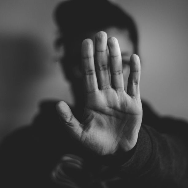 &quot;Io ti ho fatto, io ti ammazzo&quot;: genitori condannati per violenza e stalking verso la figlia. Non volevano che si separasse dal marito
