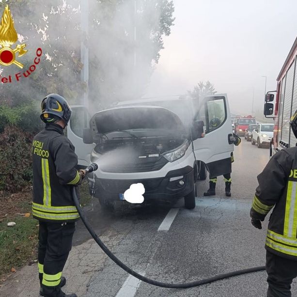 Si incendia furgone in corso Savona. Vigili del fuoco sul posto