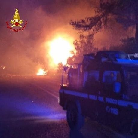 L'incendio di un tetto coinvolge appartamento a San Martino Alfieri