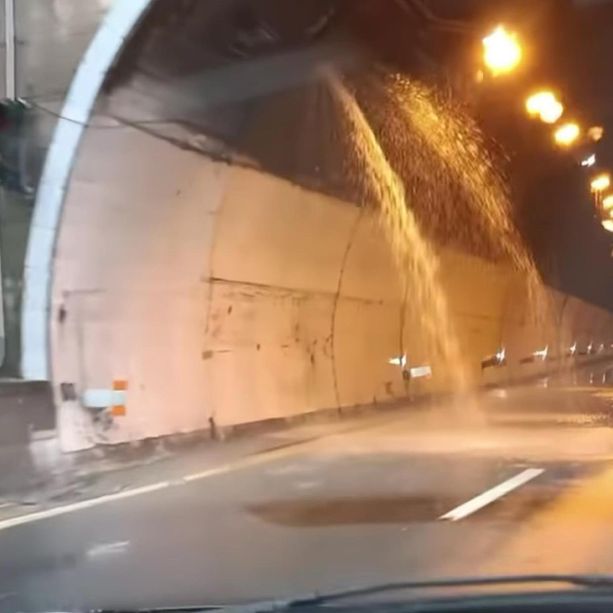 Geyser nella galleria ‘Camaldoli’ sulla A12, per la Regione non ci sono problemi di sicurezza: “Nessun cedimento o difetti strutturali”