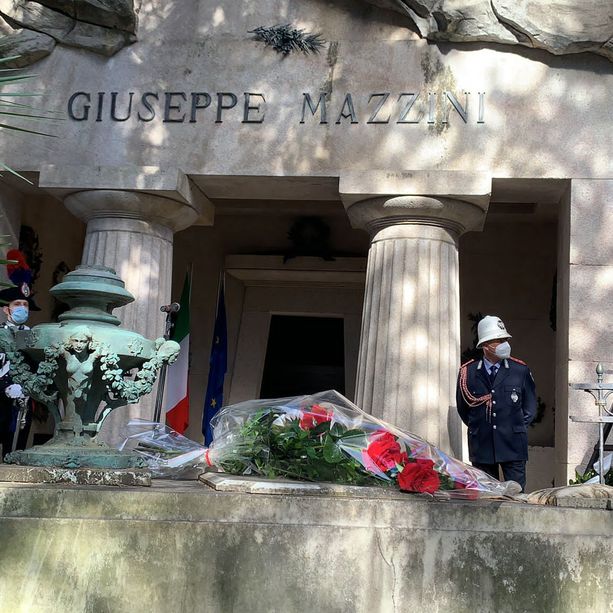 Sulla tomba di Mazzini per il 160° anniversario dell’Unità d'Italia (FOTO)