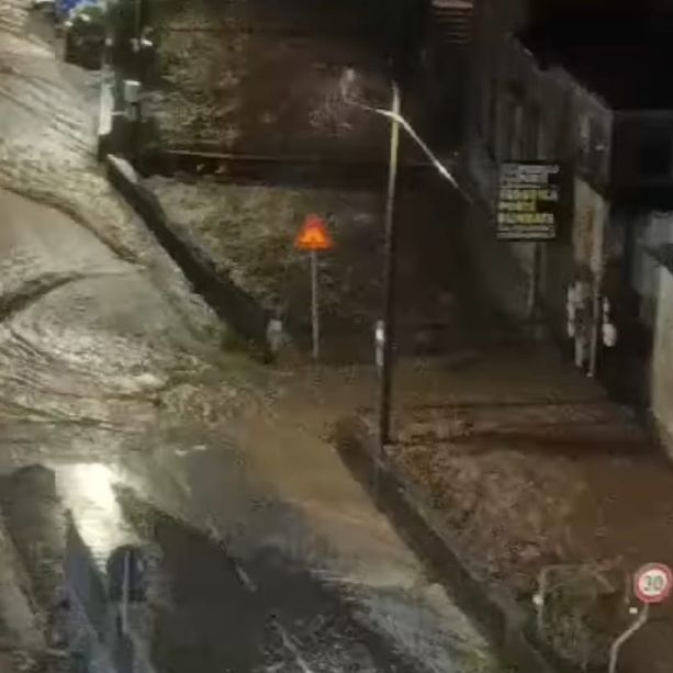 Allerta meteo, forti piogge e allagamenti a Genova: oggi scuole chiuse
