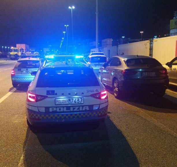 Tragedia nella notte al porto di Pra’, cinquantaduenne muore travolto da una ralla